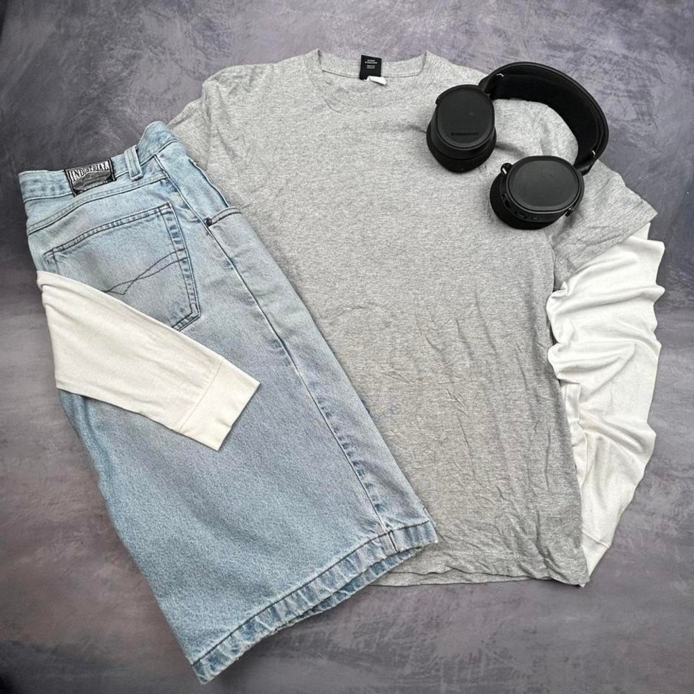 Gray DC Shoes graphic tee with repeating logo print Classic Y2K skate‎ tee
